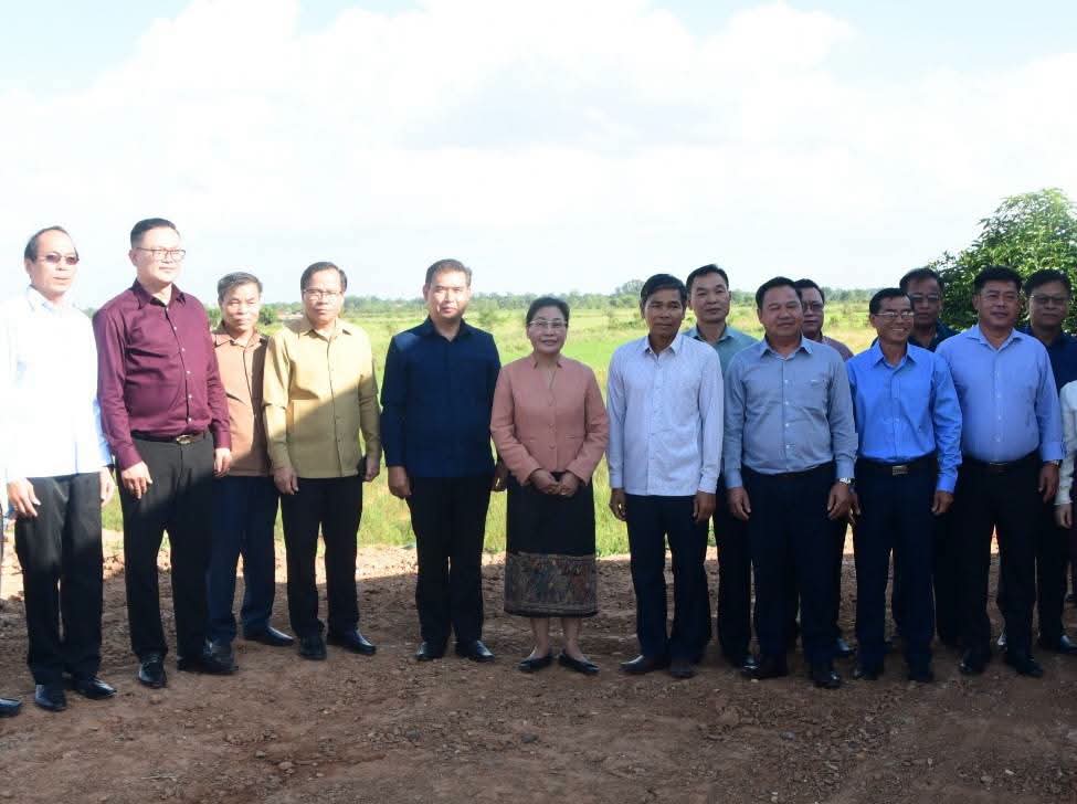 ຮອງປະທານປະເທດ ພ້ອມດ້ວຍຄະນະເຄື່ອນໄຫວຢ້ຽມຢາມ ແລະ ເຮັດວຽກ ຢູ່ແຂວງຄຳມ່ວນ
